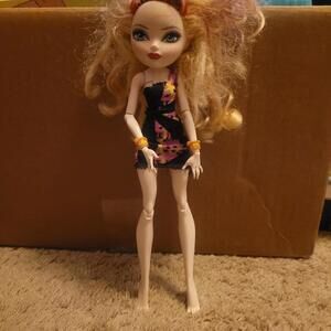 Ever After High Apple White doll
